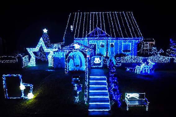 Vánoční dům Vrbno z dronu - přední pohled